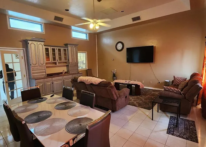 Spacious Vacation Near Airport Homestay Tucson